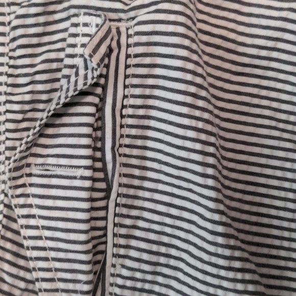 Tommy Hilfiger Womans Size 2 Striped knee Shorts(Missing button) - Picture 6 of 7